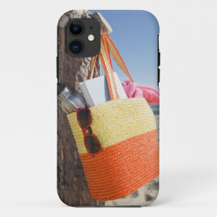 Coques Pour iPhone Sac accrochant sur le tronc d'arbre à la plage