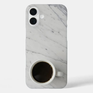 Coques iPhone 16 Plus tasse blanche avec café noir sur la surface de mar