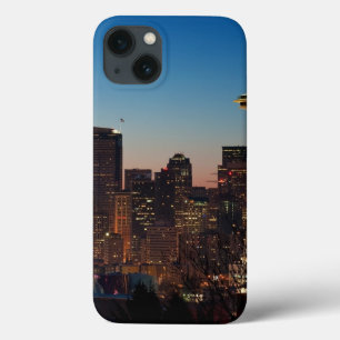 iPhone 13 Coque The American flag flies between the rising moon