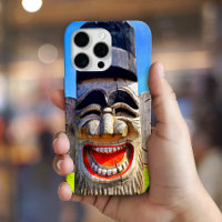 totem en bois rire dents visage photo audacieuse