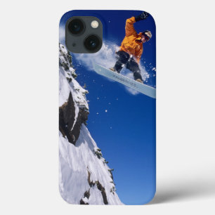 Etui iPhone 13 Un homme en snowboard sautant d'une corniche à