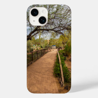 Coque Pour iPhone 14 un long sentier sinueux au Desert Botanical Garden
