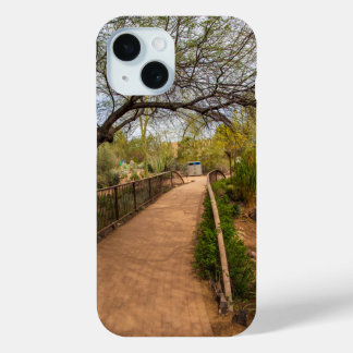 Coque Pour iPhone 15 un long sentier sinueux au Desert Botanical Garden