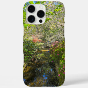 Coques iPhone 16 Pro Max une rivière dans le jardin entouré de fleurs