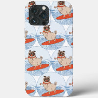 Vague à cheval heureux chien de carlin sur la plan