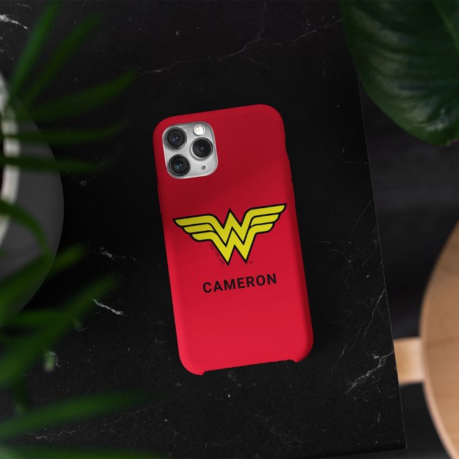 Coques Case-Mate iPhone Wonder Woman | Logo classique | Ajouter Votre Nom  (Phone case on table)