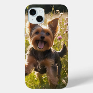 Coque iPhone 15 Mini Yorkshire Terriers Jouer dans l'herbe