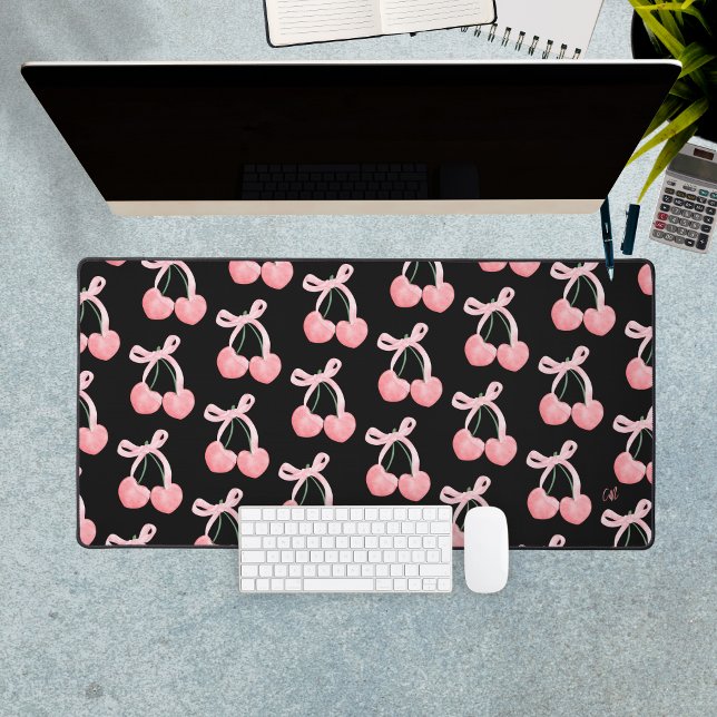 Coquette Ästhetische Bow Cherries Custom Monogram Schreibtischunterlage (Coquette Aesthetic Bow Cherries Custom Monogram Desk Mat
)