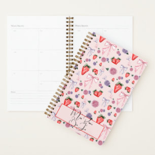 Coquette aux fleurs et aux fraises