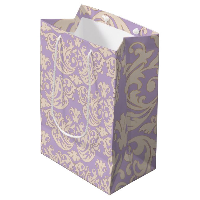 Coquette Baroque Lavender Gift Bag Mittlere Geschenktüte (Vorderseite Schrägansicht)