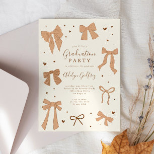Coquette Beige Bow Graduation Party Einladung