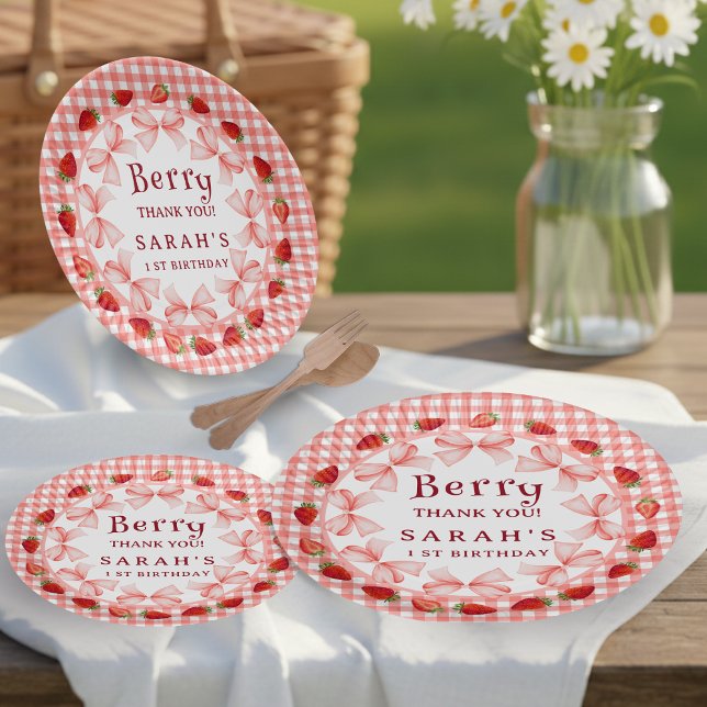 Coquette Berry Erster Geburtstag Rot Gingham Pappteller (Coquette Berry First Birthday Red Gingham Paper Plates)