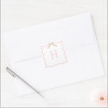 Coquette Christmas Wavy Foto Weihnachten Quadratischer Aufkleber<br><div class="desc">Das ist ein klassisches Square Weihnachtslabel. Ein niedlicher mit Monogramm Präppy-Bogen Aufkleber mit zarten Coquette-Touchs.</div>