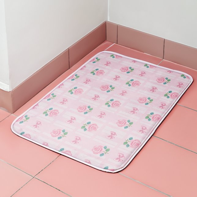 Coquette Kariertes Band und Rose Rosa Badematte (pink bath mat with roses and ribbon on top of pink tile floor)