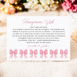 Coquette Pink Bow Honeymoon Wish Brautparty Begleitkarte<br><div class="desc">Teilen Sie mit dieser Coquette Pink Bow Honeymoon Wish Brautparty Card Ihre Flitterwochenwünsche mit. Mit einer Reihe von zarten, handgezeichnet rosa Bögen am unteren Ende bietet diese Karte den Gästen die Möglichkeit, anstelle von traditionellen Geschenken an den Flitterwochenfonds des Paares teilzunehmen. Die sanften Farbtöne und die elegante Schrift machen es...</div>