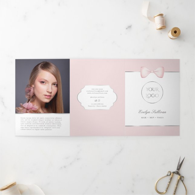 Coquette Pink Bow Trifold Broschüre (Außenbereich)