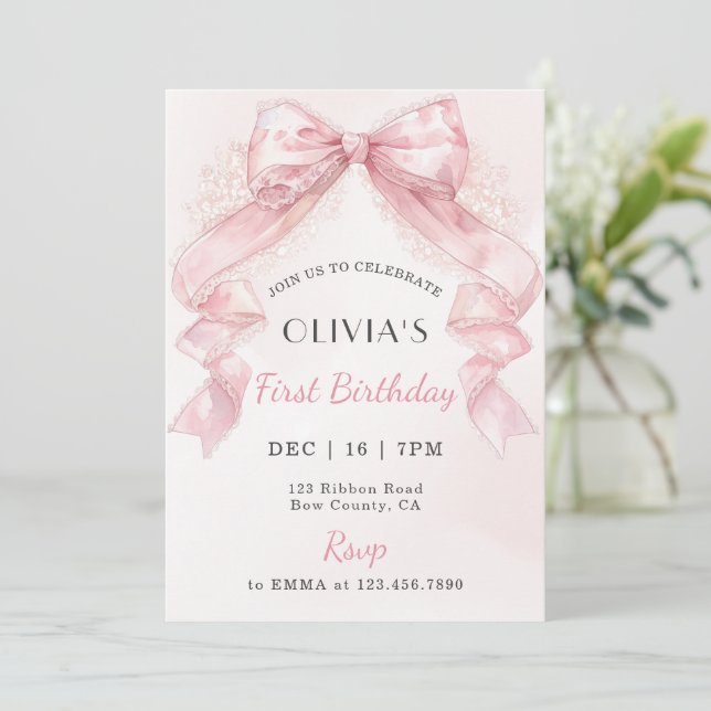 Coquette Pink Lace Bow Girl First Birthday Einladung (Stehend Vorderseite)