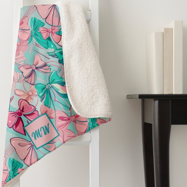 Coquette rosa, aquamarin, magentafarbene Monogramm Sherpadecke (Von Creator hochgeladen)