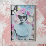 Coquette Style Pink und Blue Retro Pop Kunstgaleri Poster<br><div class="desc">Bringen Sie eine Touch Retro-Charme in Ihren Raum mit diesem coquette ästhetischen Poster. Mit einer coolen Frau mit übergroßen Brillen, Keyboards mit traumhaft rosa Zuhause-Akzenten, Schmetterlingen und einer glamourösen, Vintag inspiriert Figur verbindet diese Collage Pastells mit feinem, modernem Flair. Ob Wohngestaltung oder Accessoires - dieses auffällige Design verleiht dem Gast...</div>