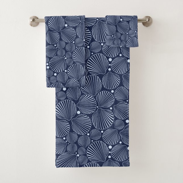 Coquillage blanc bleu motif Beach Serviette de bai (En situation)