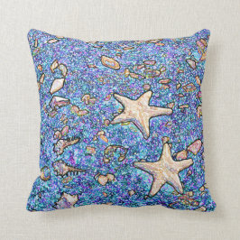 Coquillages abstraits sur le coussin bleu de sable