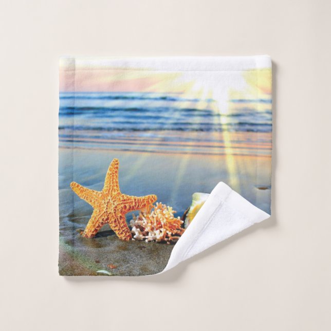Coquillages marins et étoiles de mer sur la plage (Gant de toilette)