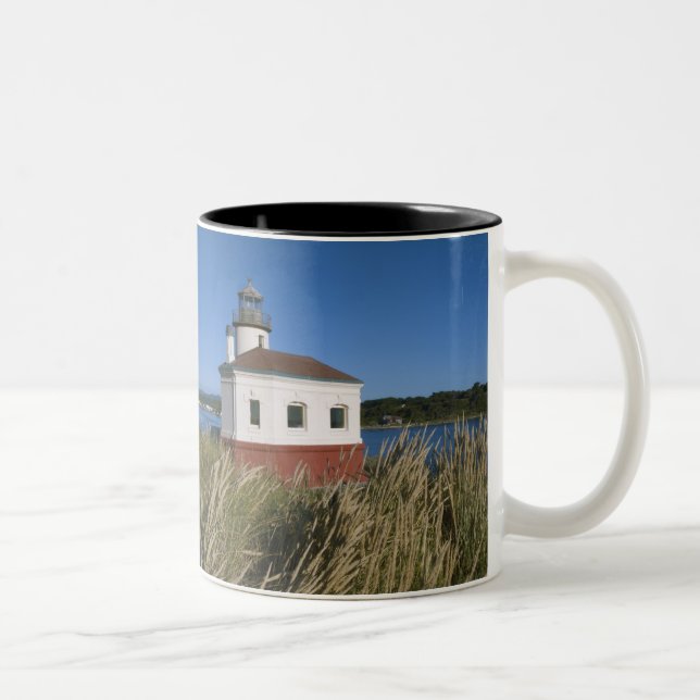 Coquille River lighthouse, Oregon, USA Zweifarbige Tasse (Rechts)