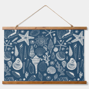 Coquilles de mer sur la tapisserie blanche pendant