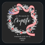 Coquito Christmas Wreath Quadratischer Aufkleber<br><div class="desc">Coquito-Etikett mit einem Weihnachtskranz und Puerto-Rico-Fahnenband.</div>