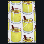 Coquito Puerto Rican Eggnog Rum Christmas Drink Mittlere Geschenktüte<br><div class="desc">Das Design ist eine originelle Illustration einer Tasse von Coquito, einem puerto-ricanischen Aubergdrink mit Rum, Kokosnuss und Zimt, der traditionell während der Weihnachtsferien in Puerto Rico serviert wird. Dieses Design ist auch auf anderen Produkten erhältlich. In diesem Shop sind auch viele weitere Lebensmitteldrucke erhältlich. Sehen Sie nicht, wonach Sie suchen?...</div>