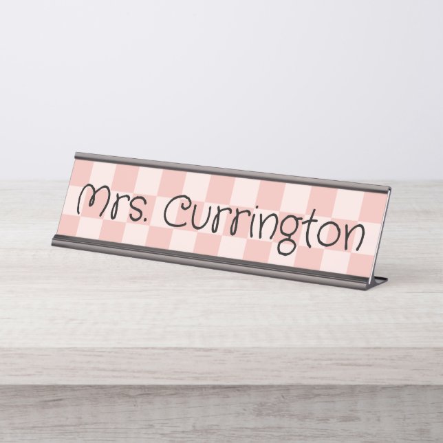 Coral Blush Checkered Teacher Schreibtischnamensplakette (Vorderseite )