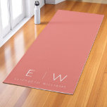 Coral Elegant Moderner Minimalistischer Monogramm- Yogamatte<br><div class="desc">Mit diesem Coral Elegant Moderne Minimalistische Monogram Name Yoga Mat erhöhen Sie Ihre Praxis. Diese Matte ist einfach und raffiniert konzipiert und zeichnet sich durch eine personalisierte Monogramm und einen Namen vor dem Hintergrund der Korallen aus. Das minimalistische Layout und die beruhigende Farbe bilden ein stilvolles und ruhiges Fundament für...</div>