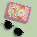 Coral Floral Phone Monogram Trifold Geldbörse<br><div class="desc">Diese blumige und gestreifte Brieftasche ist fertig für Ihr Monogramm. Hübsches feminines Zwei-Muster-Design in sanften Rosa- und Korallenfarben mit mutierten grünen Akzenten. Editieren Sie einfach Ihr Monogramm in der Schaltfläche "Personalisieren".</div>