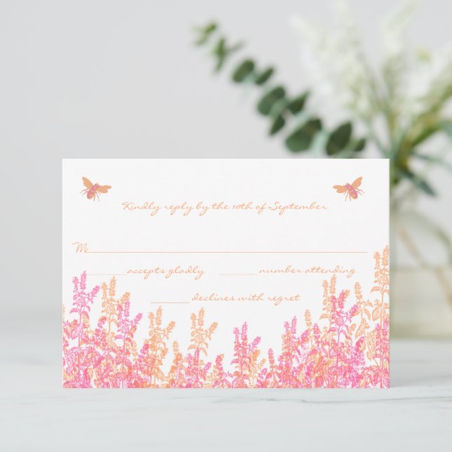 Coral & Fuchsia Wild Blume Bee Wedding RSVP Karte (Stehend Vorderseite)