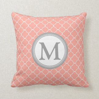 Coral gris Quatrefoil Monogramme Coussin décoratif