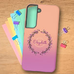 Coral Lila Ombre Wreath Einkreister Monogramm Name Samsung Galaxy Hülle<br><div class="desc">Dieses schicke Handy-Gehäuse ist mit einem lila und korallenfarbenen Hintergrund versehen, wobei das erste Monogramm aus Buchstaben in einem Farbkranz untergebracht ist. Personalisieren Sie die Groß-/Kleinschreibung in den Textfeldern mit einem Namen und einem Initial, entfernen Sie beide oder ein Element oder bearbeiten Sie mit dem Entwurfstool, um einen von Ihnen...</div>