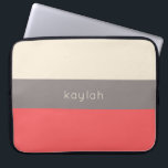 Coral Minimalistisch Color Block Muster mit Name Laptopschutzhülle<br><div class="desc">Ein schönes,  elegantes Farbengebälk mit minimalistischer Optik in Korallen,  tiefer Taupe und Sandbeige. Eine Textvorlage wird zur Personalisierung dieses Falles mit Ihrem Namen,  Monogramminitialen oder anderen gewünschten Text hinzugefügt. Erhältlich in anderen Farbkombinationen und für eine Vielzahl von Telefonmodellen. Dieses Design schützt Ihren Laptop stilvoll.</div>