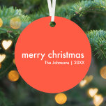 Coral Red Christmas | Einfach Schlicht Minimalisti Ornament Aus Metall<br><div class="desc">Einfache,  stilvolle "fröhliche Weihnachten" zitieren Weihnachtsbaumschmuck mit moderner Typografie in Weiß auf einem rotfarbenen Tomatenkorallenhintergrund in einem minimalistischen skandinavischen Stil. Das Ornament kann leicht mit Ihrem eigenen Urlaubsgruß,  Familiennamen und Jahr personalisiert werden,  um eine wirklich maßgeschneiderte Weihnachtsdekoration für die festliche Saison zu machen!</div>