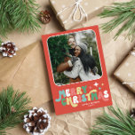 Coral Red Retro Groovy Frohe Weihnachten<br><div class="desc">Groovy Retro 60er inspirierte Weihnachtsfotokarte in Korallenrot mit dem Foto in einem Rahmen mit abgerundeten Ecken und einem lustigen Retro-Schriftart.</div>