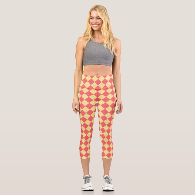 Coral Yellow Schachbrett Diamond Pattern Capri Leggings (Vorderseite)