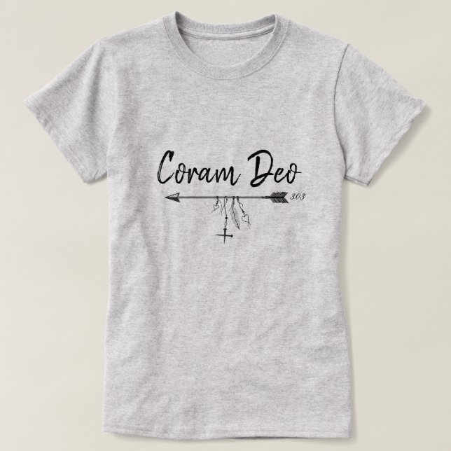 "Coram Deo" im Lateinischen (in Gegenwart Gottes) T-Shirt (Design vorne)