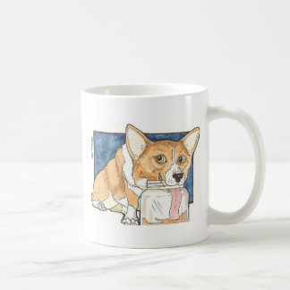 Corgi, der das Erdnussbutter-Glas leckt Kaffeetasse