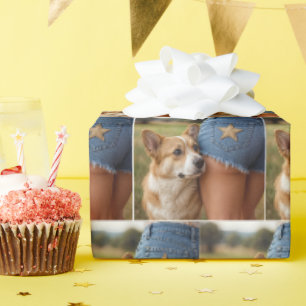 Corgi Hund mit jungen Frauen in Denim Shorts Geschenkpapier