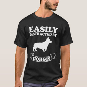 Corgi leicht abgelenkt durch Corgis T-Shirt
