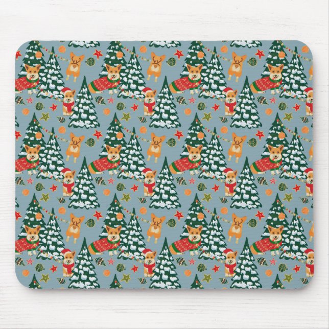 Corgis zieren den Weihnachtsbaum im Wald Mousepad (Vorne)