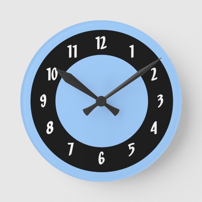 Cornflower Blue and Black Circles Runde Wanduhr (Vorderseite)