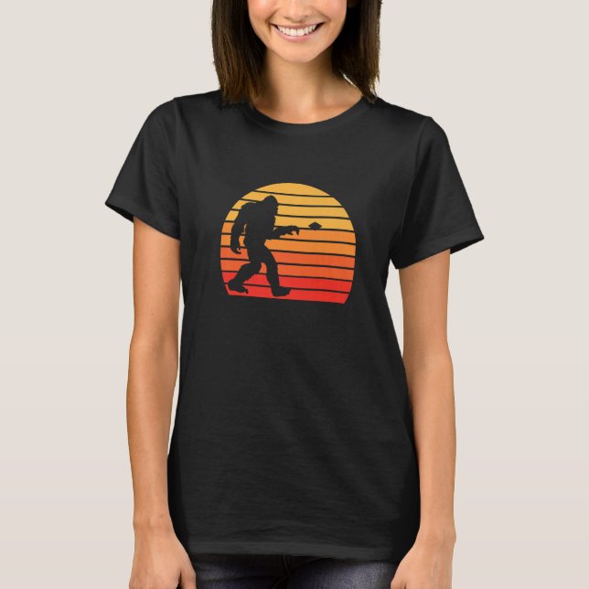 Cornhole King Sasquatch Hitting Holen mit Bean Ba T-Shirt (Vorderseite)
