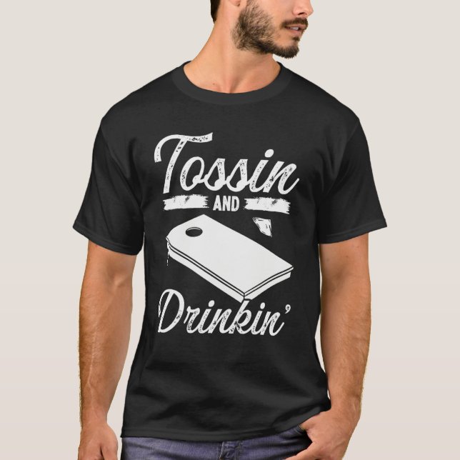 Cornhole Player Tosssing and Drinking Beer Tosser  T-Shirt (Vorderseite)