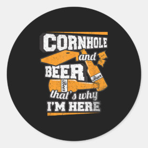 Cornhole und Bier, deshalb bin ich hier lustig Runder Aufkleber