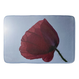 Cornisch roter Mohn mit grauem Himmel Badematte